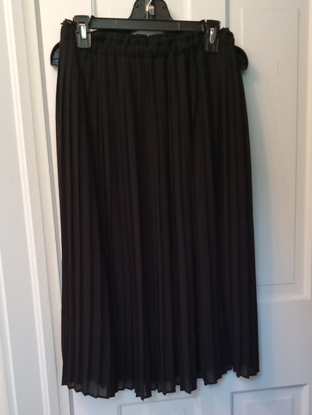 Olive & Oak Black Pleated Midi Skirt Size Small Elastic Waist Minimalist